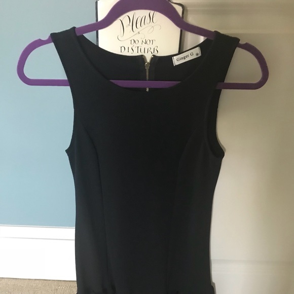 Adorable black dress, with ruffle at the bottom - Picture 1 of 4